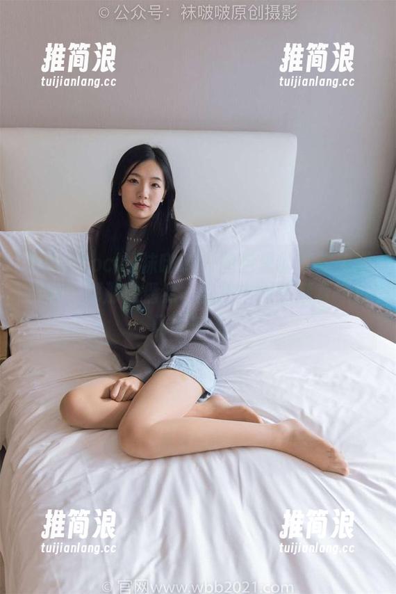 BoBoSocks袜啵啵 - 图包里的苏苏和运动鞋，都那么偶然，私拍中似乎藏着一点闪闪的光。