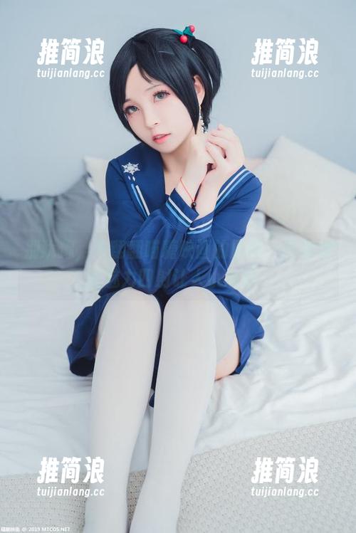 别犹豫，来翻翻喵糖映画的原图，白裙裸腿魅力四射让人小心心♡