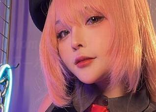 看！SayoMomo穿的连衣裙和我心里那点小期待完全不一样，以后我得保持警惕了。