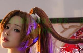 Tiny Asa，回头看看她那迷人的美足——分享这一刻的图片吧