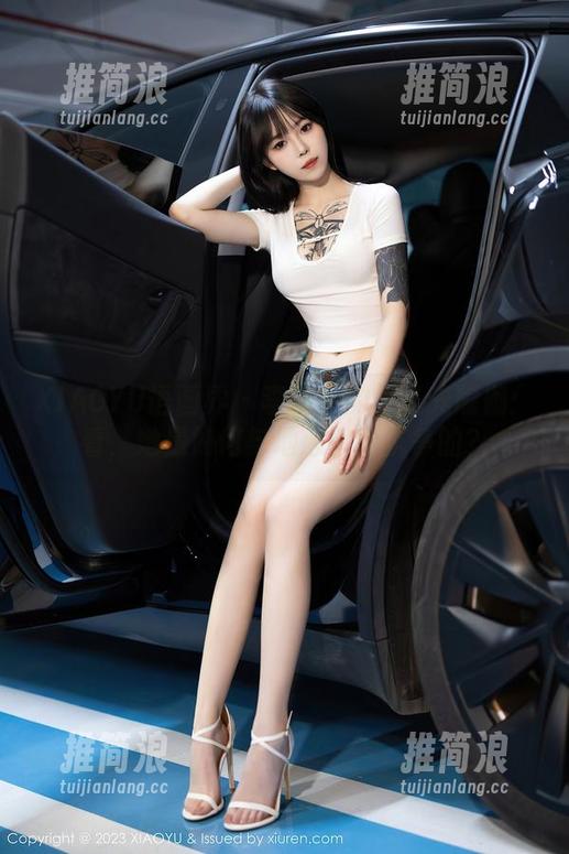 XIAOYU语画界 - 李丽莎的无圣光瑜伽：看，她是如何与地心引力抗争的？