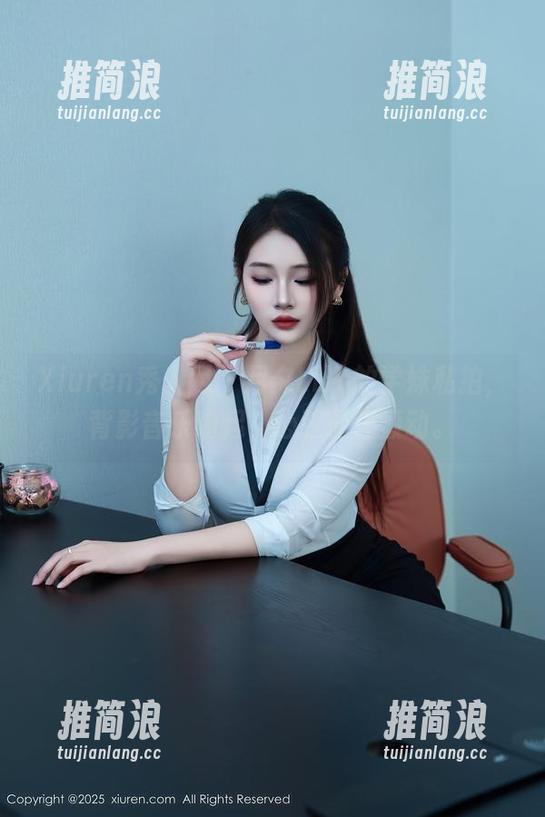Xiuren秀人网 - 月夕Lily的学妹私拍，背影音乐响起，心弦轻轻颤动。