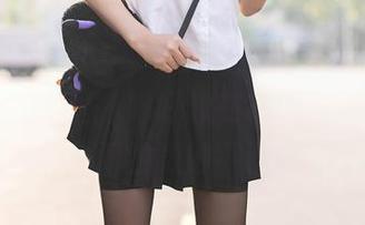 Xiuren秀人网 – “梦灵儿Mini黑色”：最新写真集里，她好像在权衡神秘与挑衅之间的微妙平衡。