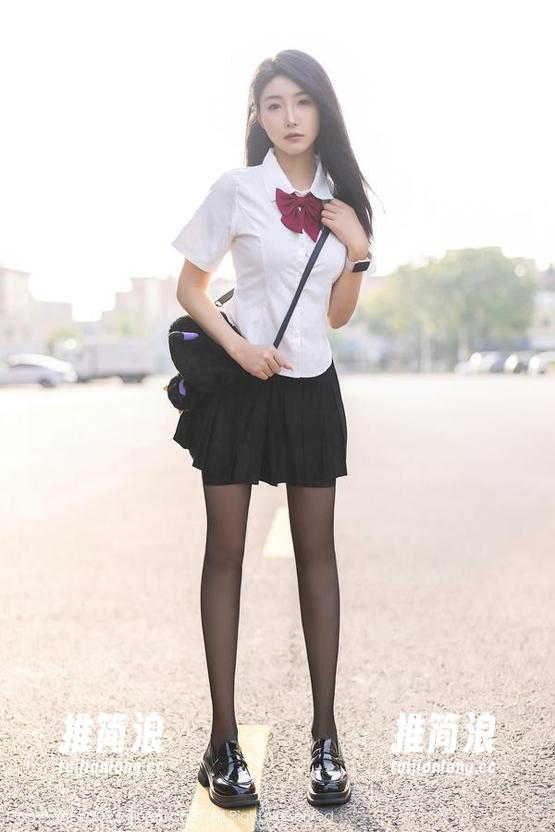 Xiuren秀人网 - “梦灵儿Mini黑色”：最新写真集里，她好像在权衡神秘与挑衅之间的微妙平衡。