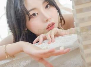 Yuna(윤아)不做天使，只有她的护士写真在无光中闪耀