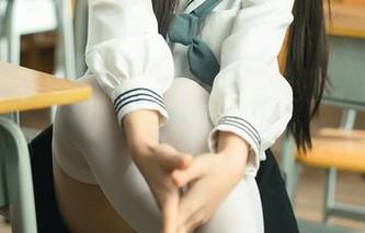 美图之下，rua阮阮的红色校服流线十足，阳光肆意。