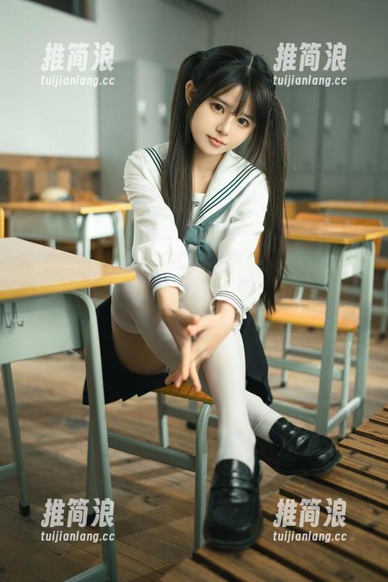 美图之下，rua阮阮的红色校服流线十足，阳光肆意。