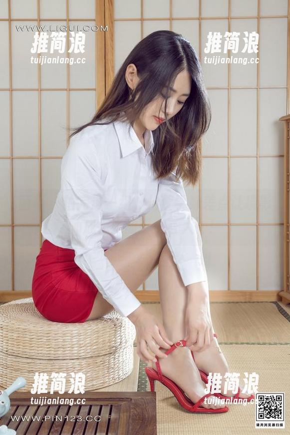 丽柜 - 拍完这一组，怡萱学妹差点让摄影师成为她的“发言人”！