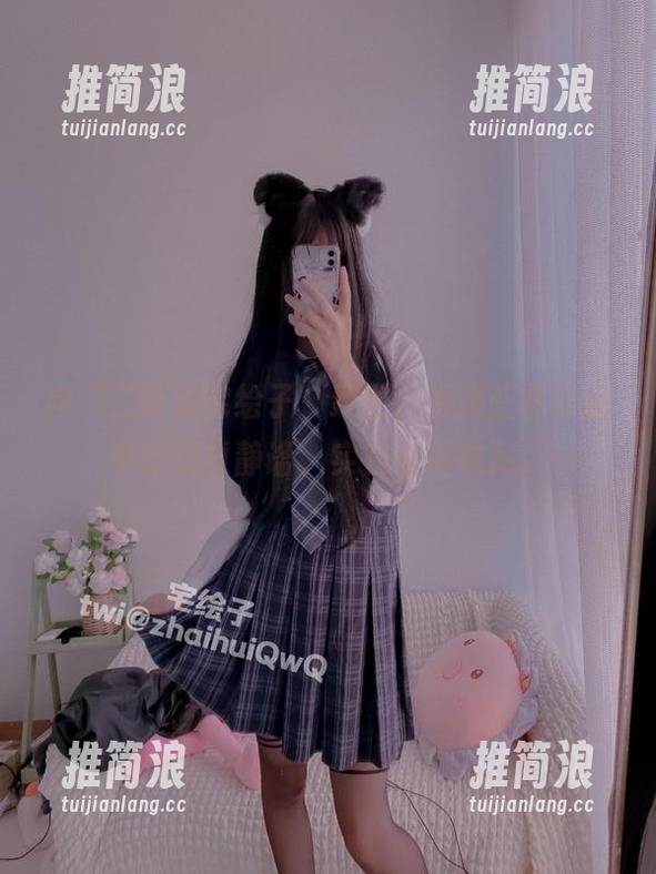 向“二阶堂宅绘子”致敬，那张蓝色作品中的短暂静谧，实在值得收藏。