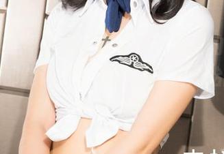 克拉女神 – 旗袍写真来了，菲菲的一举一动似乎都能让原本安静的墙纸开始翻涌着小心思。
