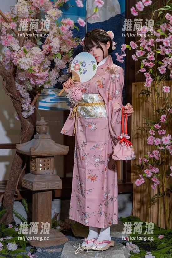 一不小心被制服了，咬人小小兔的免费套图上线！