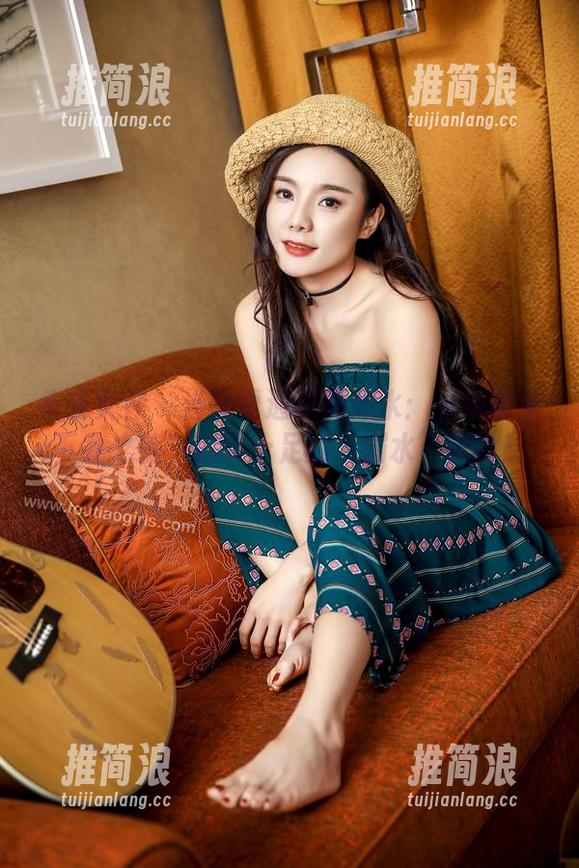 头条女神 - 当文雪遇见死库水：一场图集下载之旅，趣味十足的“溺水”体验！