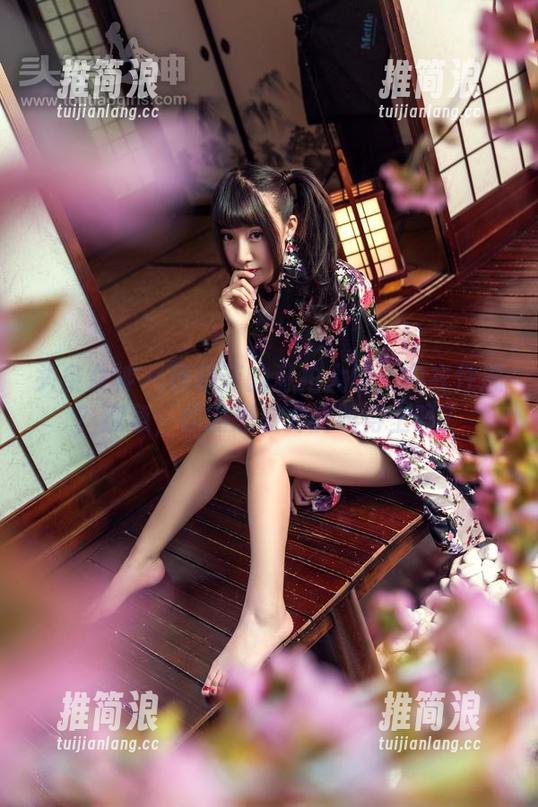 头条女神 - 穆菲菲的私拍大喊：内衣性感？别急，你的想象力能跟得上吗？