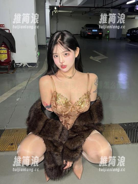 微密圈 - 最新棉袜套图，怎么看怎么像是一场小优优子的街头走秀，随意却迷人。