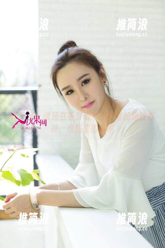 尤果网 - 谁还在乎外表？于梓馨的懒散棉袜，原图里的真率