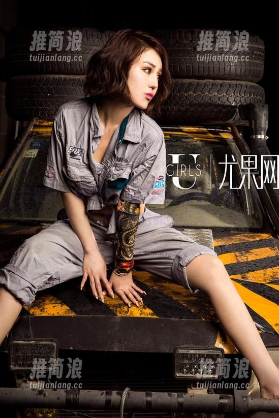 尤果网 - 原图中，唐溪若的白衬衫似乎在说：“不要相信我的微风”