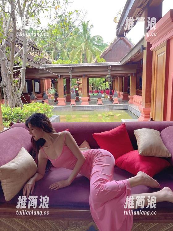 微密圈 - 就是阿朱啊图书馆：美图更新，我是书香味十足还是颜控味十足呢？