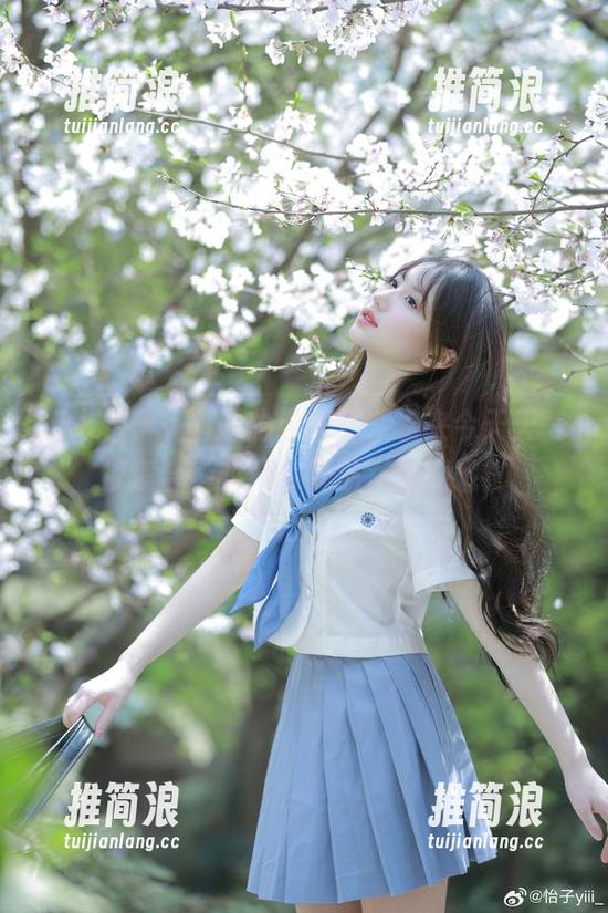 打卡怡子yiii的豹纹写真，看来今天天气很适合‘非凡小野猫’上线哦！