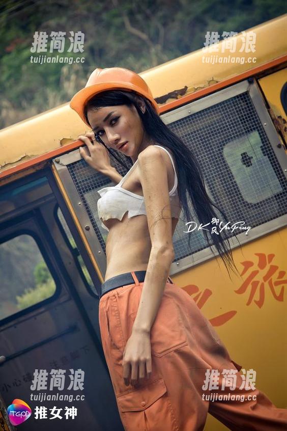 推女神 - 梦娜Vanessa的免费运动图集——你见过穿得比动作还快的人吗？