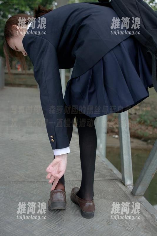 森萝财团 写真时间,森萝财团的黑丝与蓝白条纹胖次,恨不得一直慢慢滑动,谁能拒绝呢?