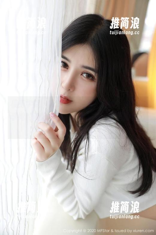 模范学院 - 探访Evelyn艾莉的浴室，分享她的美好套图，结果我被镜子里的自己吓了一跳。