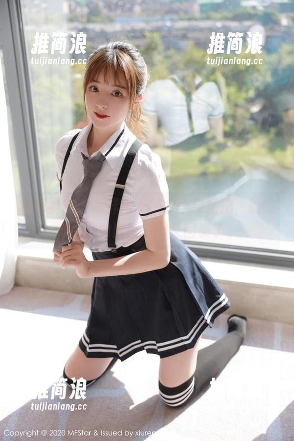 模范学院 - 新鲜出炉的水手服私拍，徐微微mia的时尚白眼又回来了。