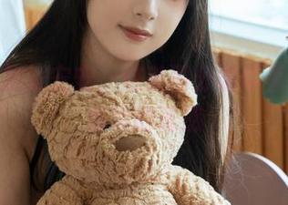 体操服加浅安安，这美图分明带着点故作高冷的诱惑