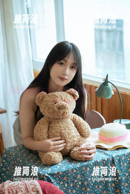 浅安安 体操服加浅安安,这美图分明带着点故作高冷的诱惑