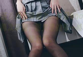 或许是连衣裙自带魔力，炸蛋Boom的私拍让我再次审视，图片里的每一帧都在给我启发。
