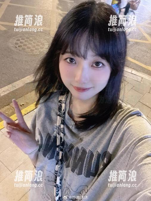 看，炸酱沐沐在这组内衣美图里，试图打破世界纪录！不过吧，我认为这只是新的内衣穿搭指南。