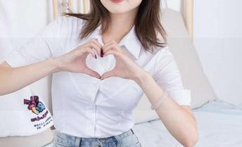 物恋传媒 – Elise小姐姐的学妹写真，带着一丝不羁的俏皮