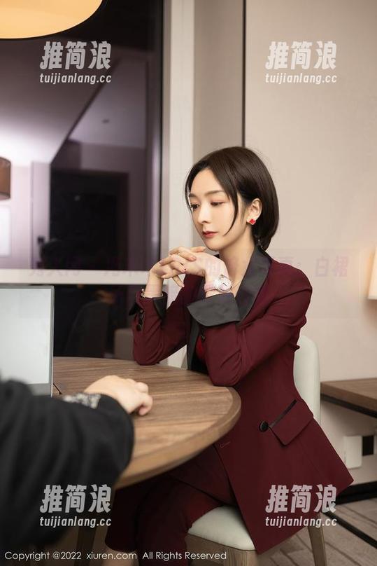 秀人网 - 冯木木LRIS的修女写真：白裙子与黑暗的微妙碰撞