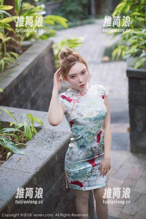 秀人网 - 最后还是夏天，周井空的最新美图，里头偷偷藏着几分懒散。