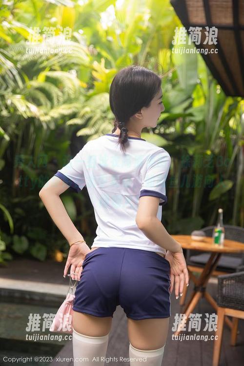 秀人网 - 这一组泳衣高清美图，徐莉芝Botty的身影在水中晃动，如同鱼儿游向人间烟火！