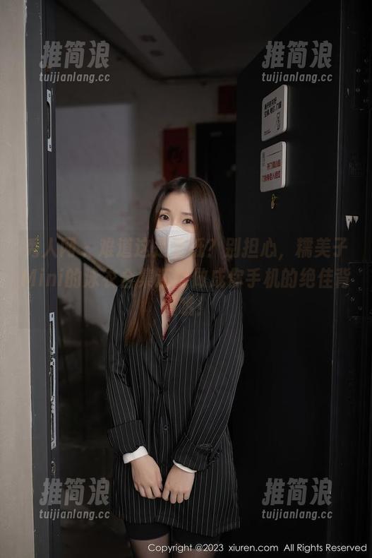 秀人网 - 难道这是壁纸？别担心，糯美子Mini的泳衣合集还能做成你手机的绝佳背景哦！
