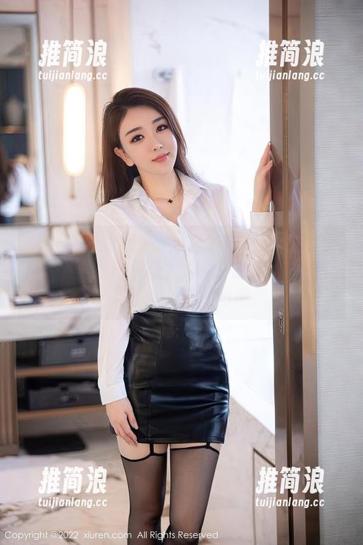 秀人网 - 到底是谁给赵惟依coco的水手服加了静谧的魔法？图库中的高清画面让一切都显得微不可闻。