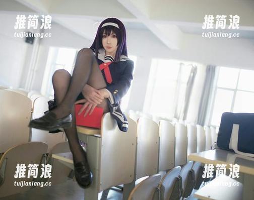 翻开翎柒菜菜的写真集，坏女人也有温柔的一面