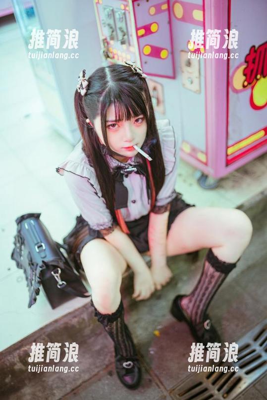 泳池里的落落Raku，写真有毒，下载要谨慎哦！