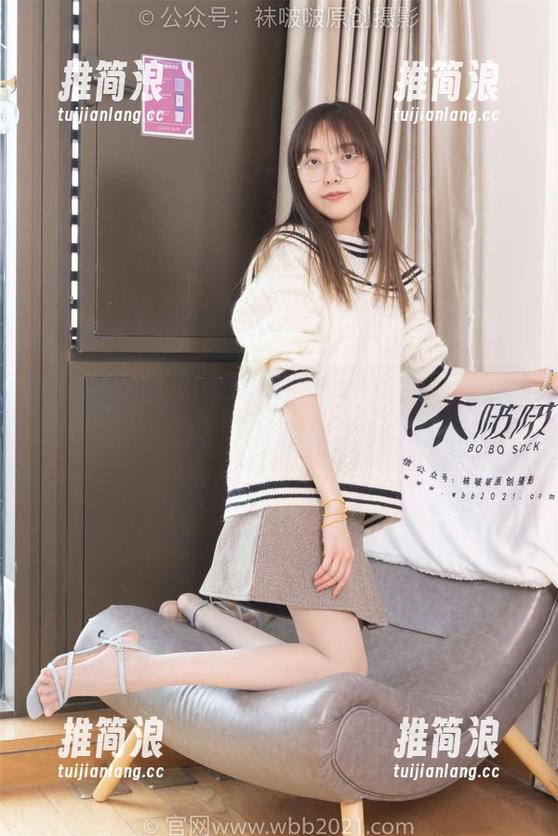 袜啵啵 - 小淳的写真，白丝小腿袜，完全是试图让我们心神不宁的绝佳组合。