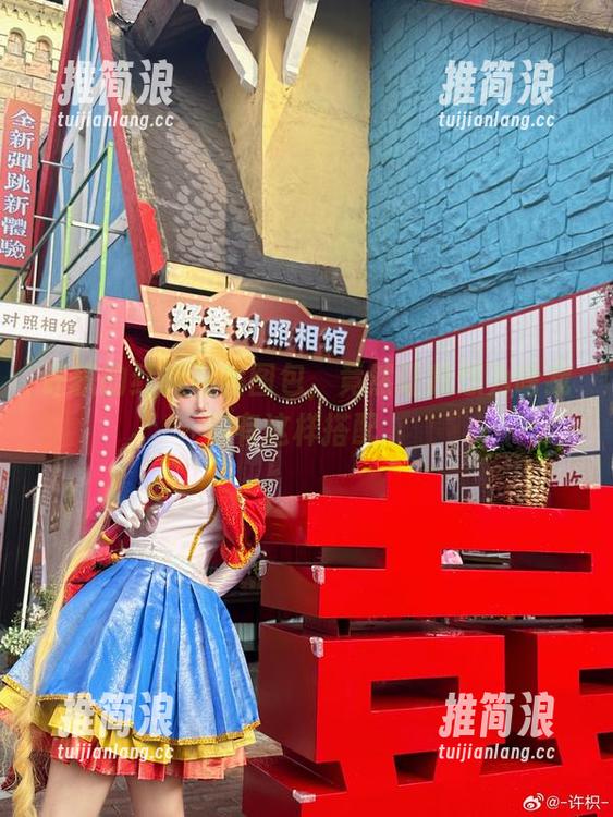 许枳的红裙私房图包，竟然让我想为啥我没有这样搭配。
