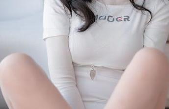 泳池中的黑丝女神，轩萧学姐高清套图不要错过哦！