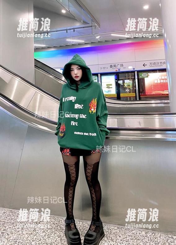 微密圈 - 谁还敢穿黑色？陈佩奇的黑色合集，教你做人！