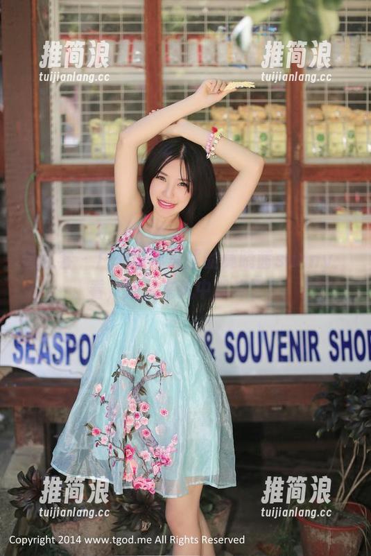 青豆客 - 户外写真集里的莫晓茜sunny：看，她又在风中飘逸了！