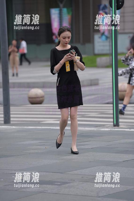 魔镜街拍 - 楼楼白色连衣裙私房作品，穿上“仙女里”真有种扑面而来的飘逸感，简直不敢相信。