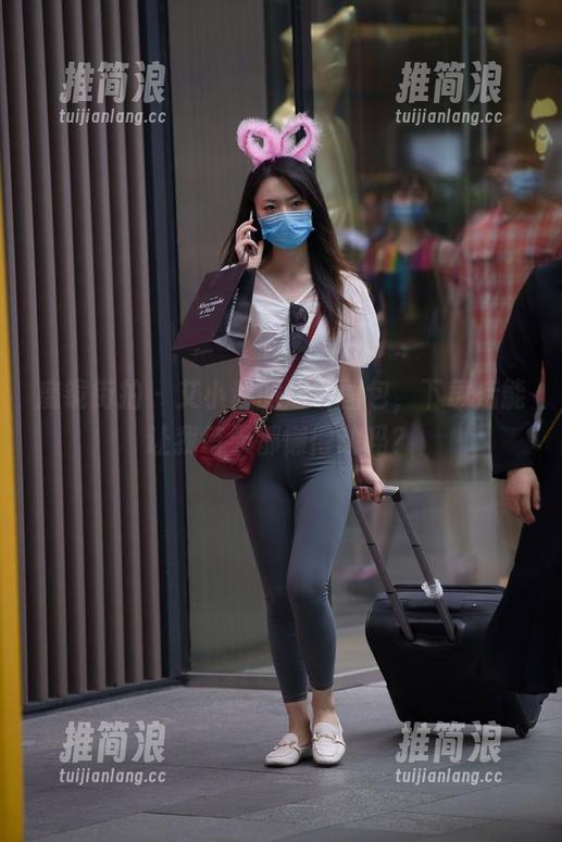 魔镜街拍 - 艾小青的运动图包，下载后能让我每天都懒得动吗？