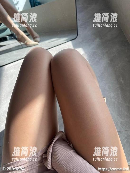 微密圈 - 本来只想看黑饱宝的眼镜，结果发现一堆自拍颜值炸裂的写真图包！
